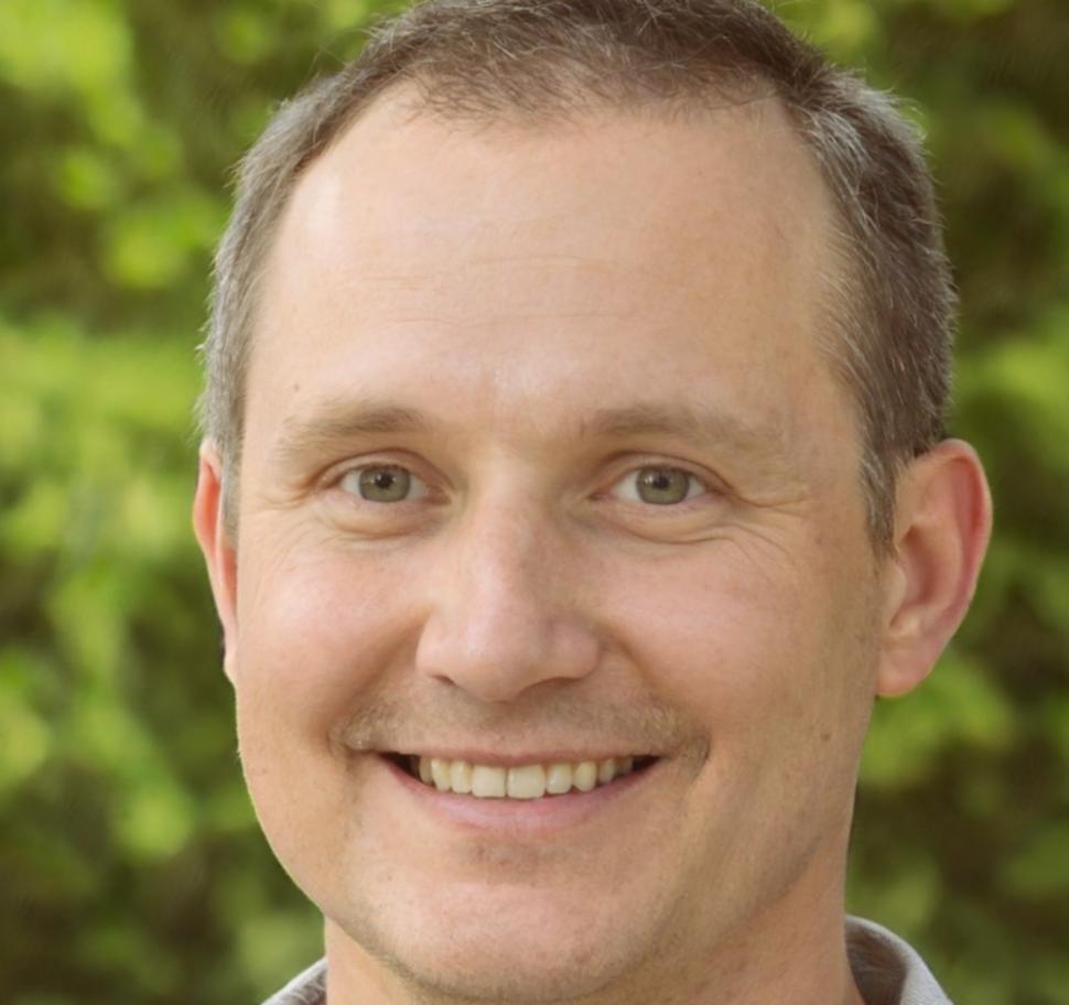 Portrait professionnel d'Édouard Belmont, directeur stratégie financière