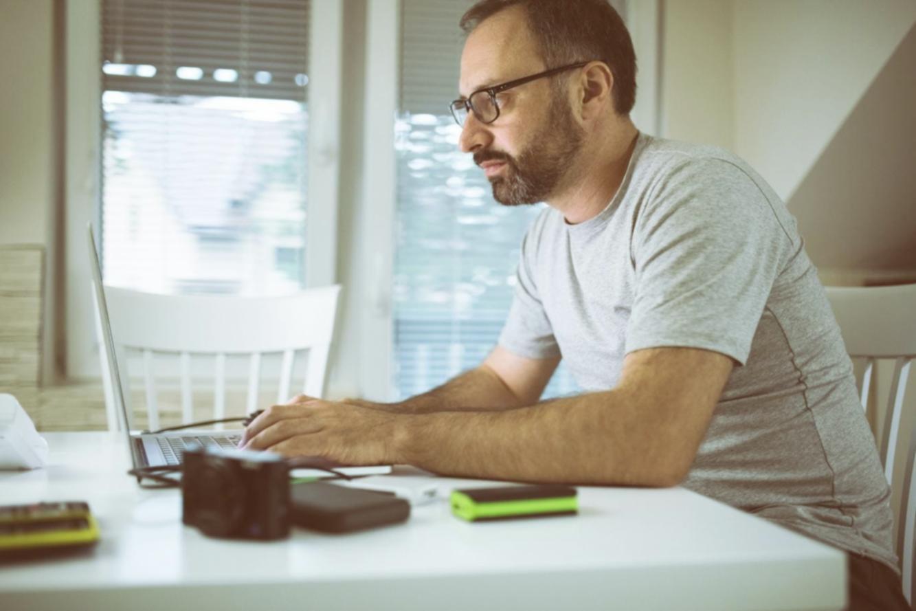 Analyse de graphiques financiers sur écran d'ordinateur