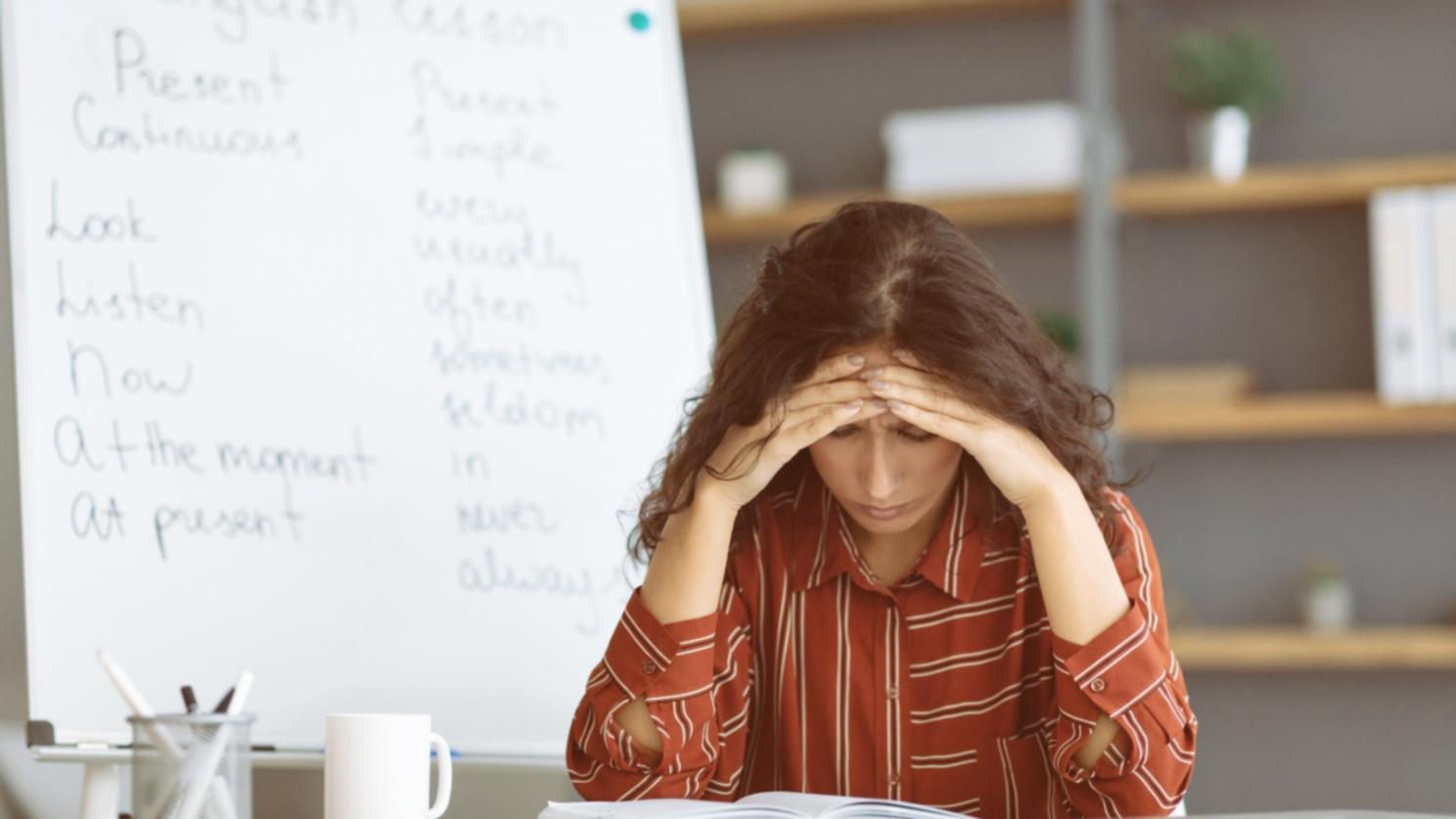 Personne travaillant sur des analyses de marché avec plusieurs écrans