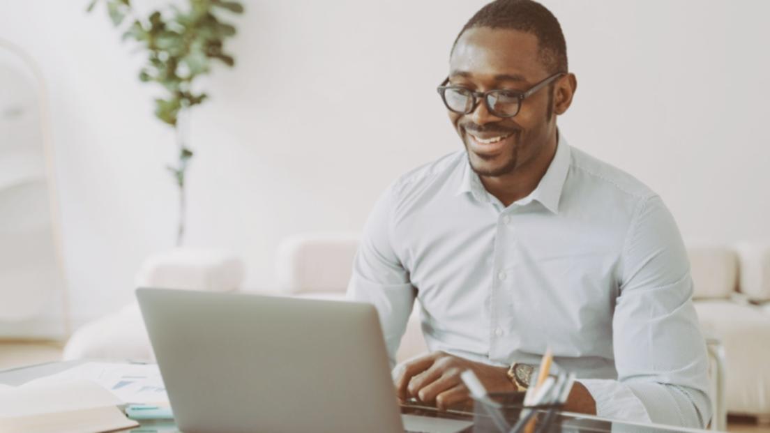 Séance de formation en analyse financière avec participants étudiant des graphiques de marché